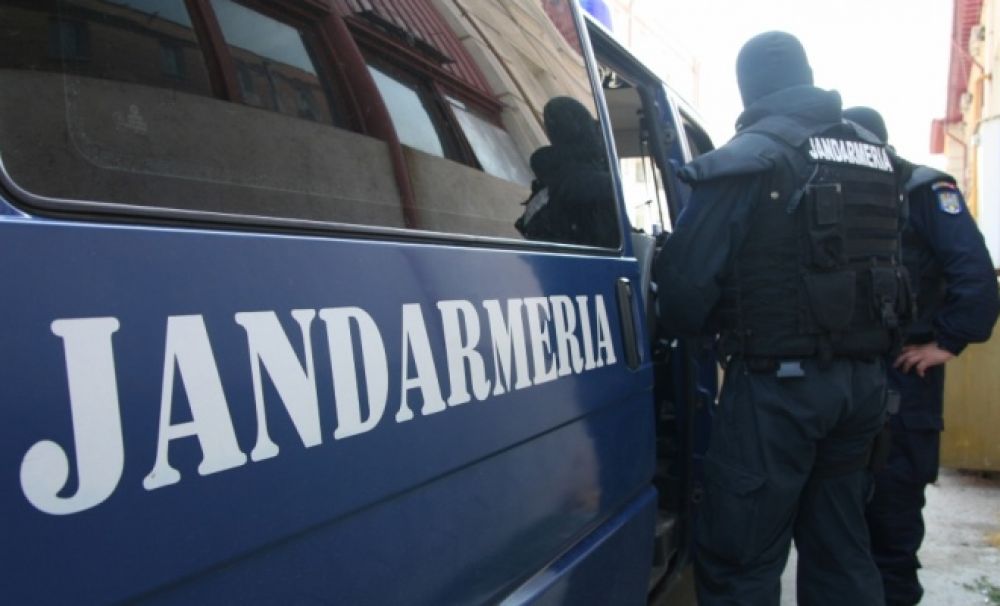 Poliţist fals prins de jandarmi