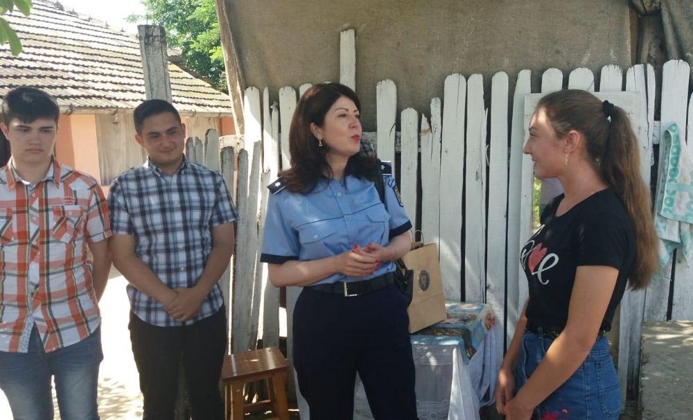 Poliţistă pentru o zi. Surpriza de care a avut parte o elevă din Castranova