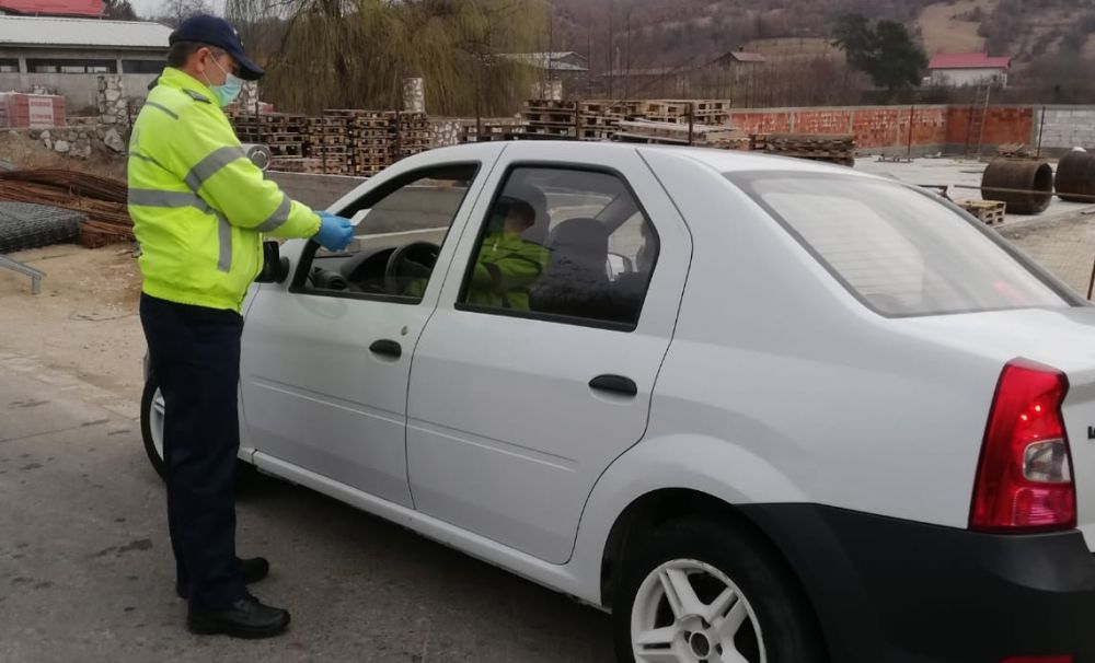 Poliţiştii din Mehedinţi verifică în continuare dacă se respectă măsurile impuse în starea de alertă