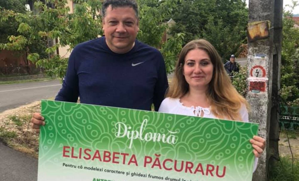 Premiată de antreprenorul părinţilor din 1500 de candidaţi!  Învăţătoarea care a oferit câte o tabletă copiilor de la şcoală a fost declarată - Învățătoarea Anului 2020