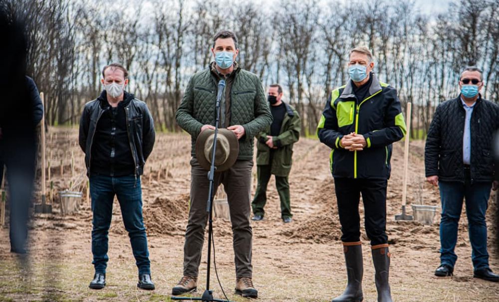 Premierul Florin Cîțu a participat, alături de președintele României, Klaus Iohannis la campania de împădurire pe terenuri nisipoase și degradate din sudul României