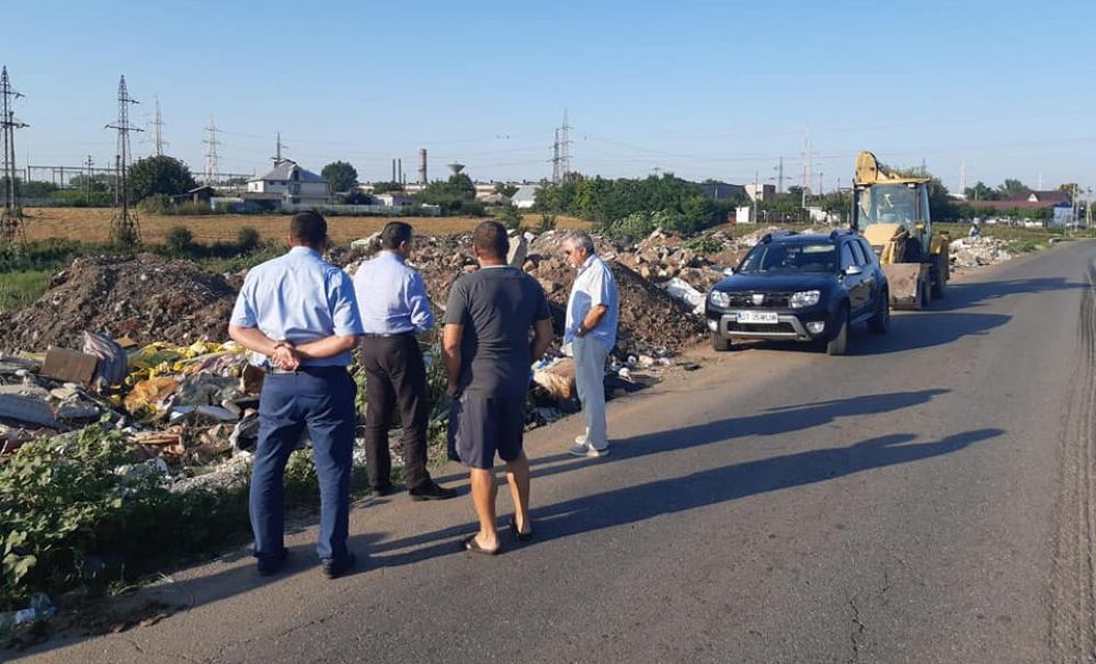Primăria Caracal strânge zeci de tone de gunoi lăsat de cetăţenii oraşului la intrarea în oraş