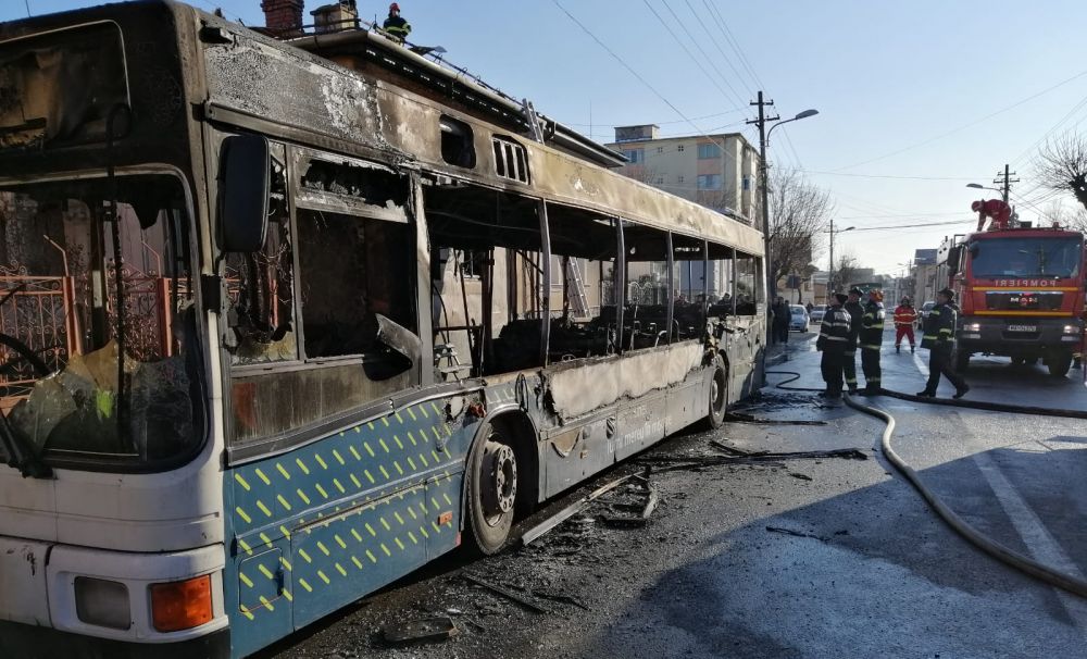 Primăria Craiova a intrat cu stângul în 2020: pagube majore după ce un autobuz RAT  a ars ca o torță