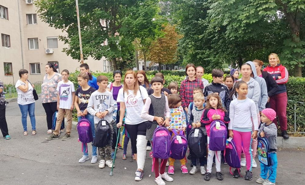 Primăria Municipiului şi Asociaţia ”Mămici din Vâlcea” au adus bucurie pentru 200 de şcolari din Râmnic