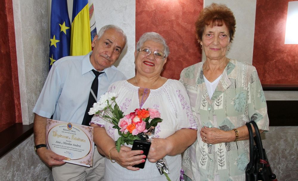 Primarul Mircia Gutău a felicitat 19 cupluri de pe râmniceni la împlinirea a 50 de ani de căsnicie