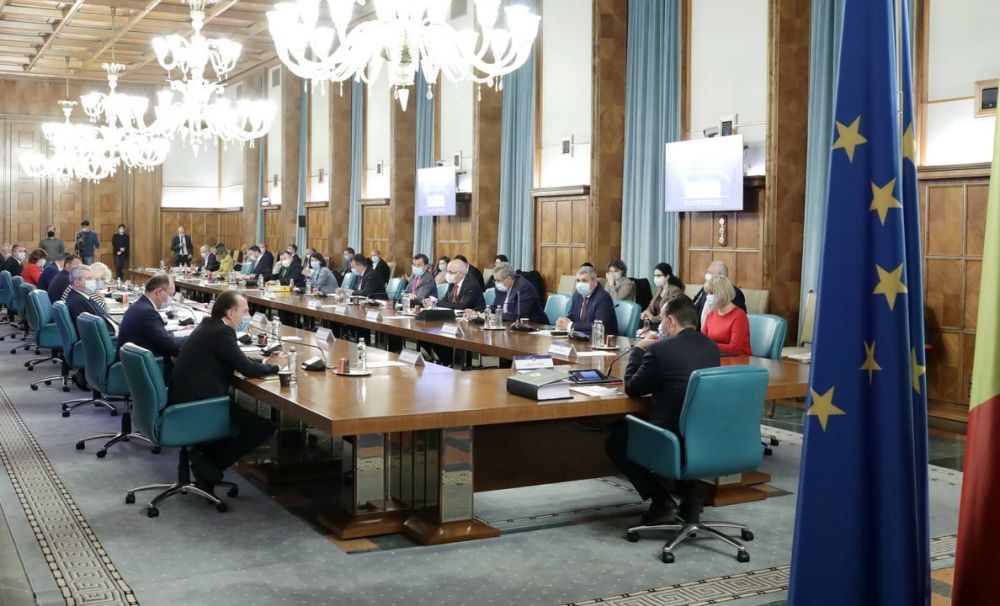 Prime de 2.500 de lei pe lună pentru studenții voluntari care ajută la îngrijirea pacienților COVID-19