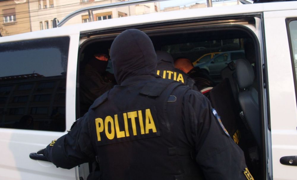 Prinşi după un an: au furat o maşină, iar acum au fost arestaţi