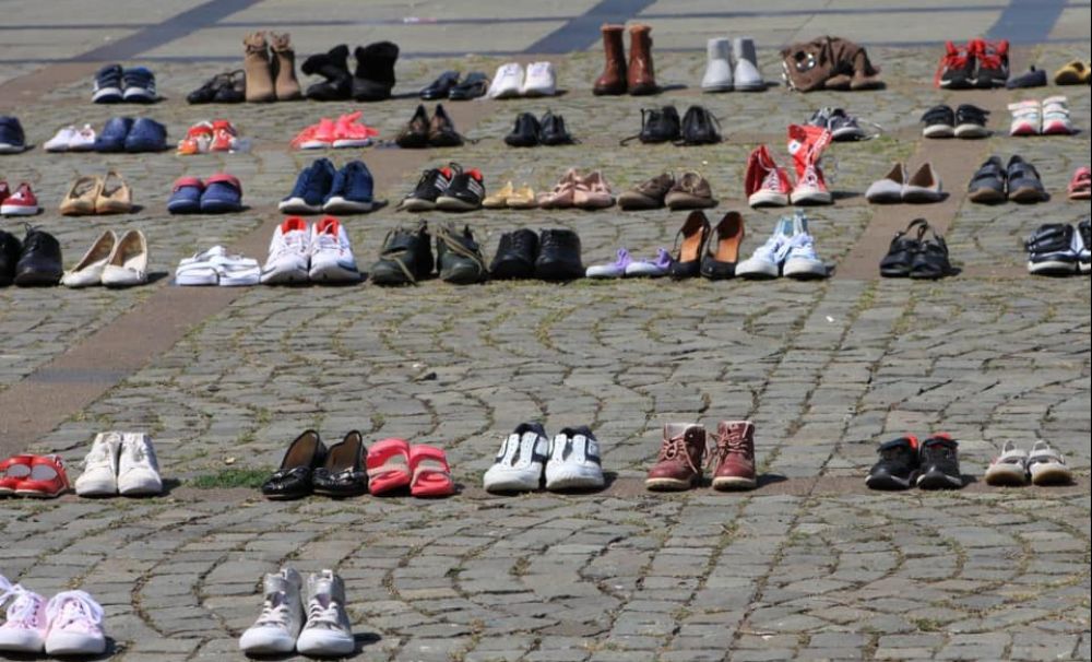 Protest inedit în fața Poliției. 400 de perechi de încălțăminte pentru copii depuse de cetățeni