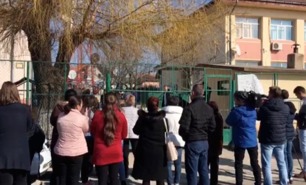 Protest inedit la Dăbuleni!  Zeci de elevi şi părinţi cer demisia directorului, după ce mai mulţi elevi s-au intoxicat 