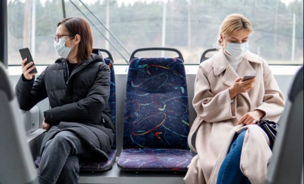 Purtarea măștii, obligatorie la locul de muncă în spații închise! Ce prevede starea de alertă