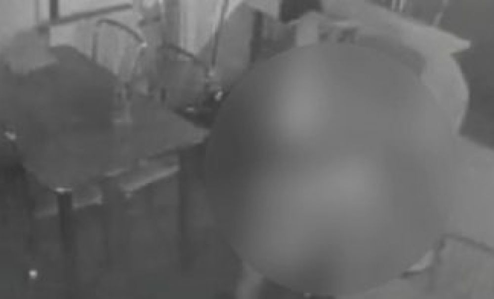 Reţinuţi de poliţişti, după ce au tâlhărit o barmaniţă