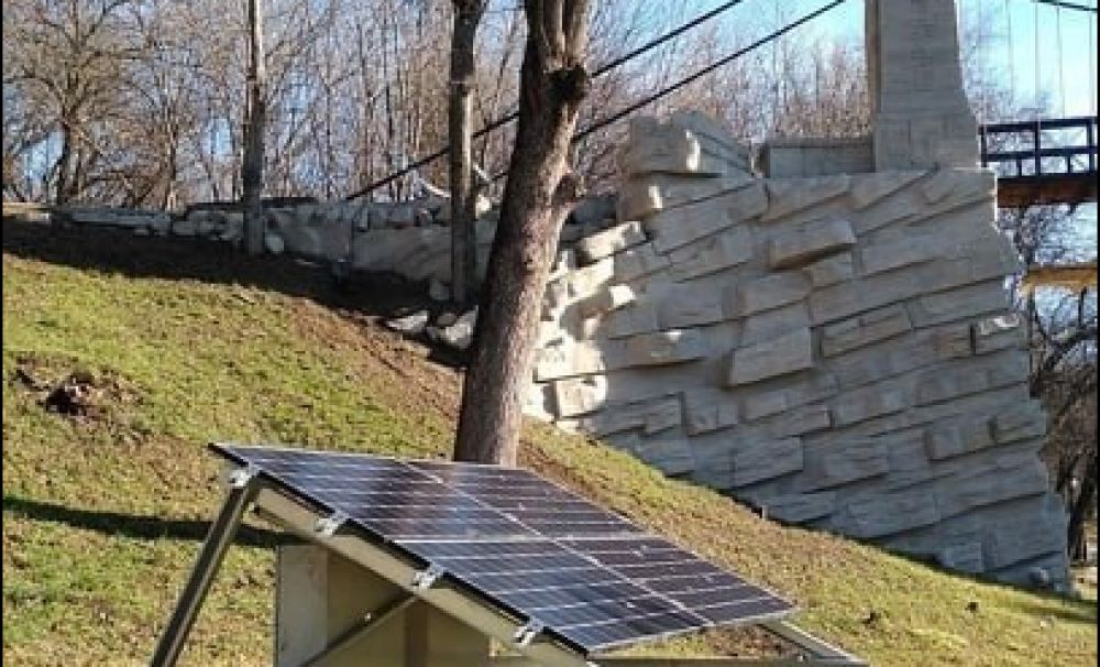 S-au făcut de râs!  Autorităţile locale din Craiova au dat jos panourile fotovoltaice de pe podul suspendat din parc