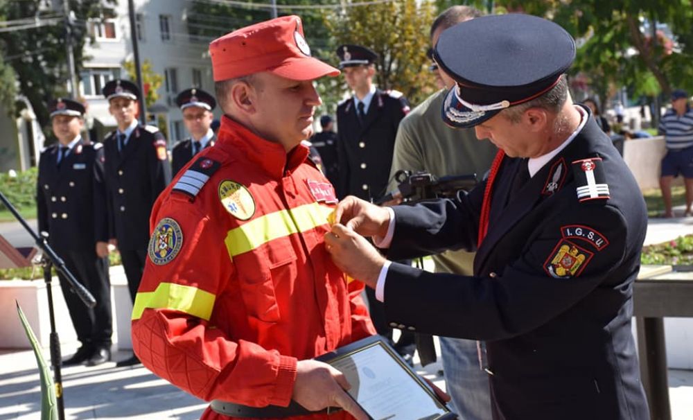Salvatorii de la ISU Olt, avansaţi de Ziua Pompierilor