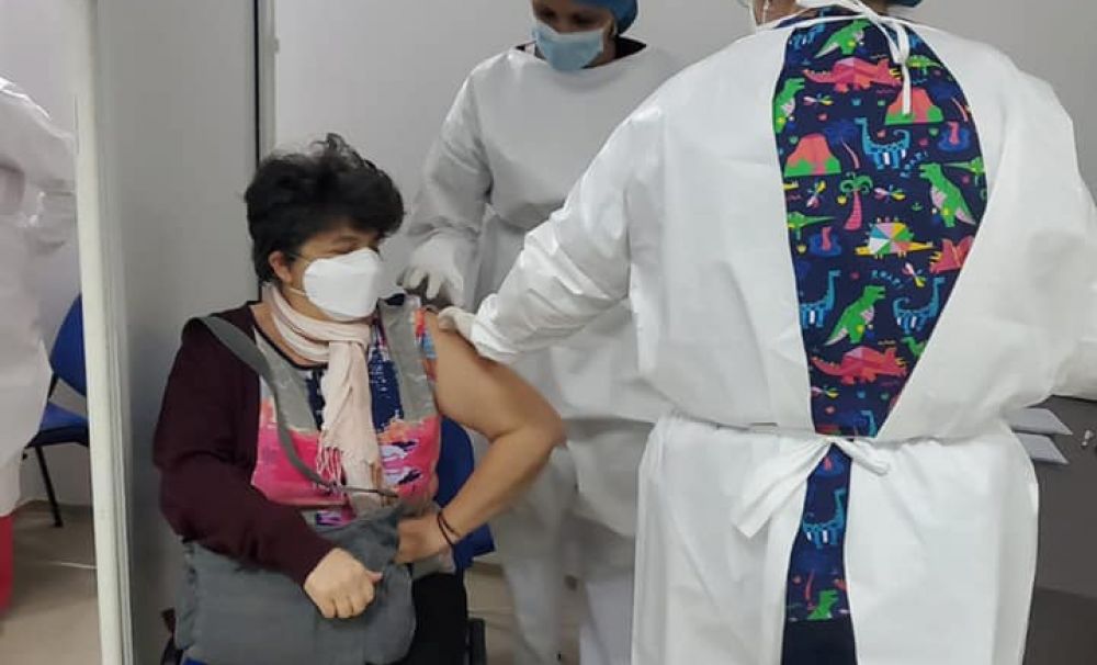 Scandal la debutul campaniei de vaccinare pentru populaţie, în Craiova!  Zeci de bătrâni au îndurat gerul de afară de -10 grade