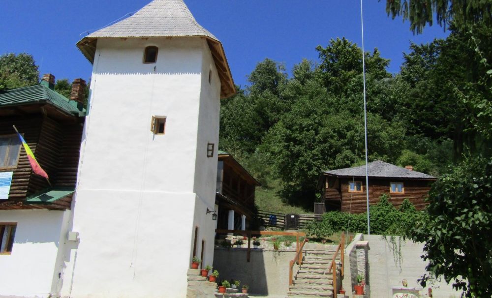 Schitul Bradu, lăcaşul de cult sub formă de corabie