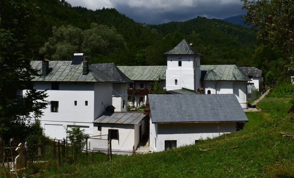 Schitul Iezer, biserica ctitorită de Mircea Ciobanul 