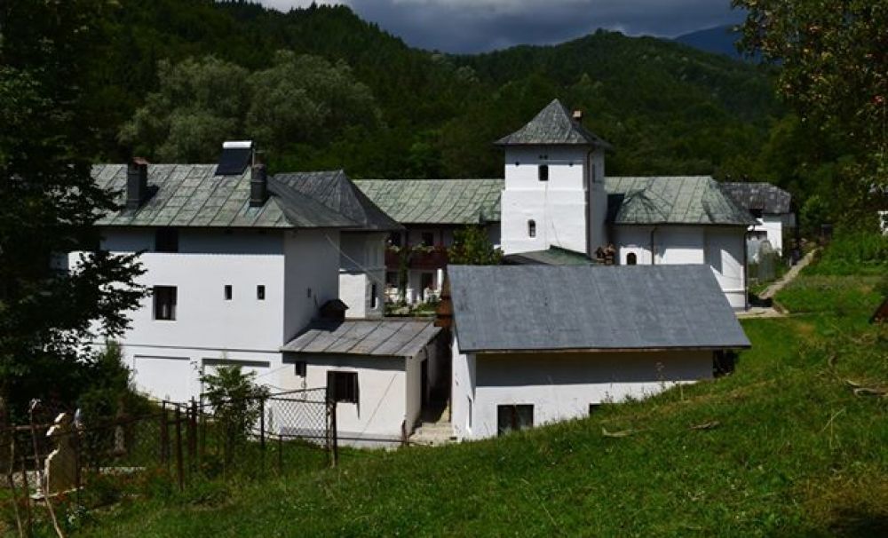 Schitul Iezer, un loc mirific din Vâlcea