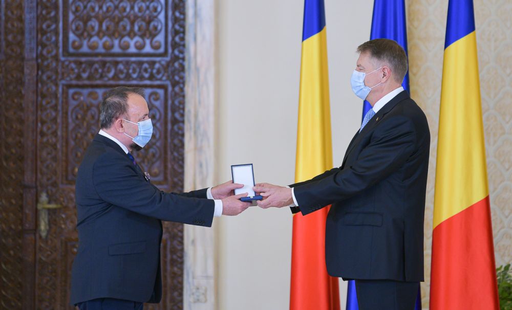 Scriitorul și traducătorul Luan Topciu a fost decorat de Președintele României