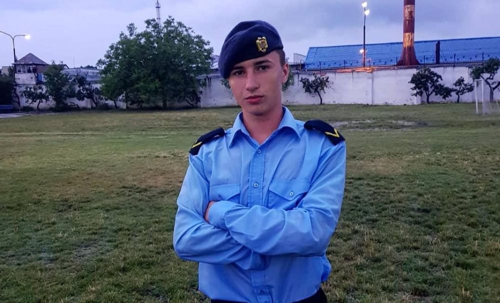 Se împarte între armată şi muzică!  El este elevul militar care face înviorarea cântând la mandolină