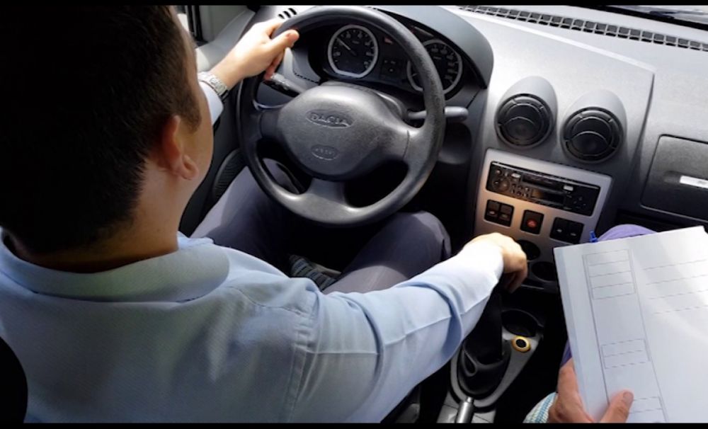 Se reiau examenele pentru obţinerea permisului de conducerea 