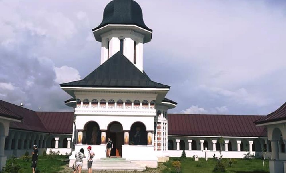 Secretul mănăstirii aflate în cea mai nouă staţiune din Vâlcea, Vârful lui Roman