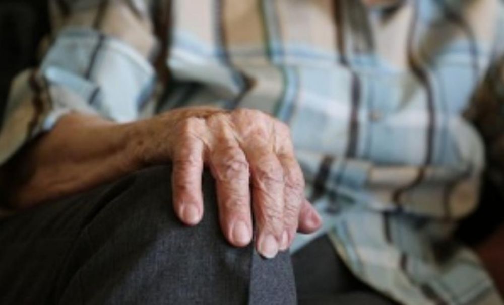 Salariaţii din căminele de bătrâni rămân 14 zile la locul de muncă