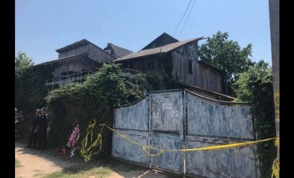 Specialişti constructori, aduşi la casa groazei din Caracal