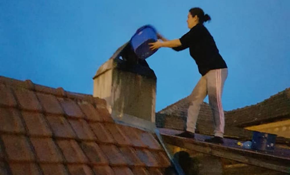 Spirit civic! O angajată a ISU Mehedinţi, aflată în timpul liber, a salvat casa vecinilor de la un incendiu