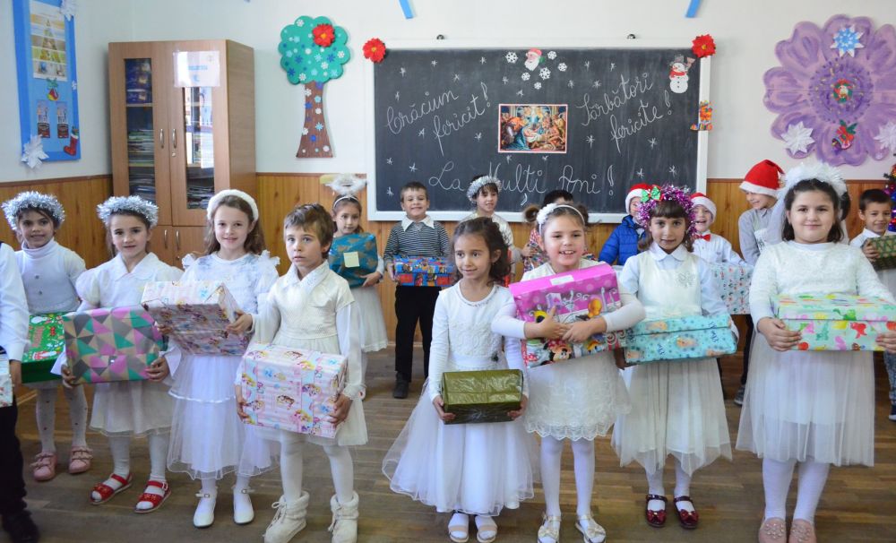 Spiritul Crăciunului a ajuns mai repede la copiii din Predești - Dolj cu ajutorul Fly High English Club Craiova