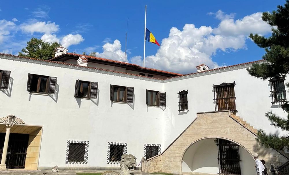 Steagul în bernă la Palatul Elisabeta, în memoria Reginei Elisabeta a II-a a Marii Britanii și Irlandei de Nord