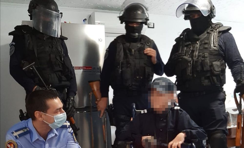 Surpriză de proporţii!  Ionuţ a îmbrăcat, în scaunul cu rotile, uniforma de jandarm