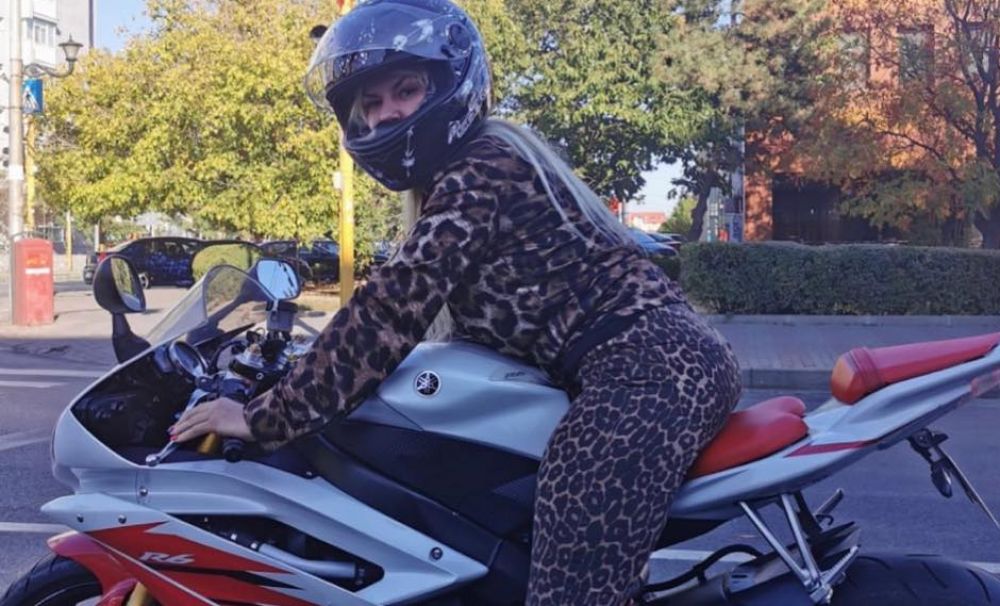 Tânără motociclistă în comă, după un accident rutier grav
