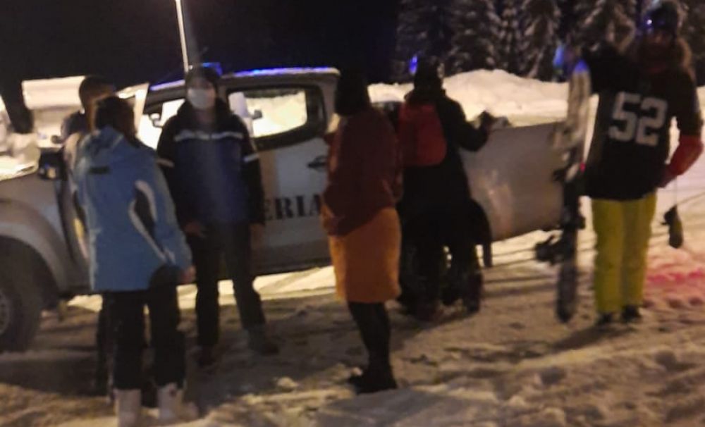 Tineri rătăciți în pădurile din Voineasa, găsiți de jandarmii vâlceni