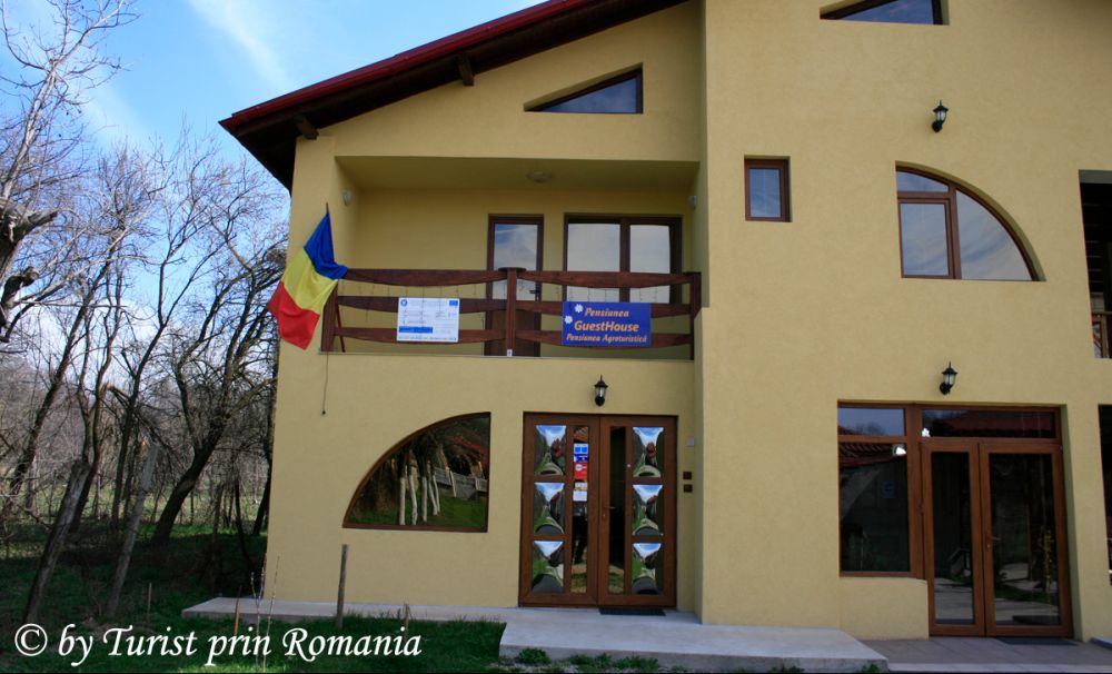 Tradiție și modern la Stănești: Pensiunea GuestHouse
