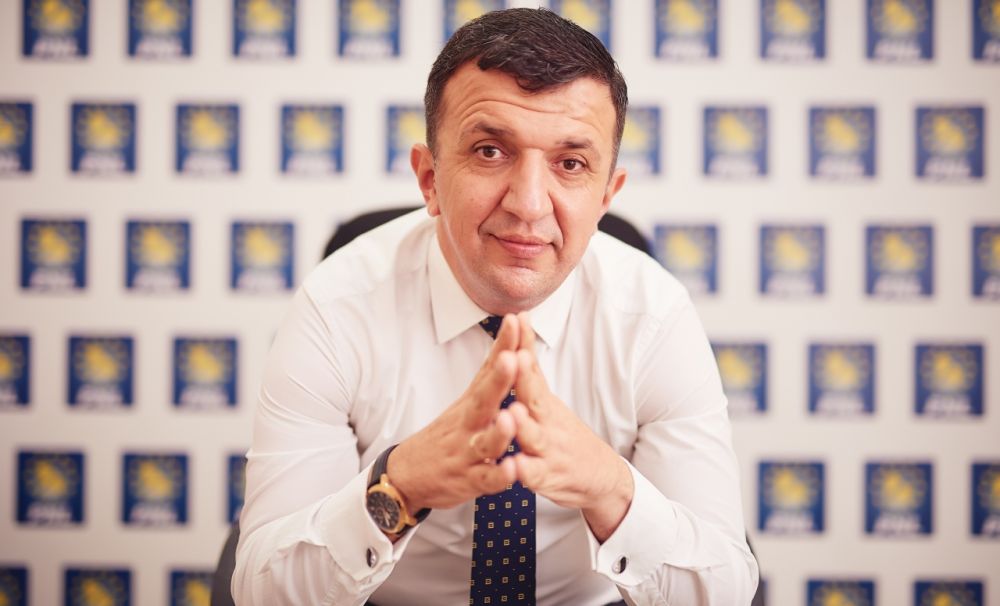 Liviu BRĂTESCU: Tu ți-ai lăsa câinele la plimbare cu Viorica Dăncilă, Rovana Plumb sau Ioan Mircea Pașcu? Nici eu.