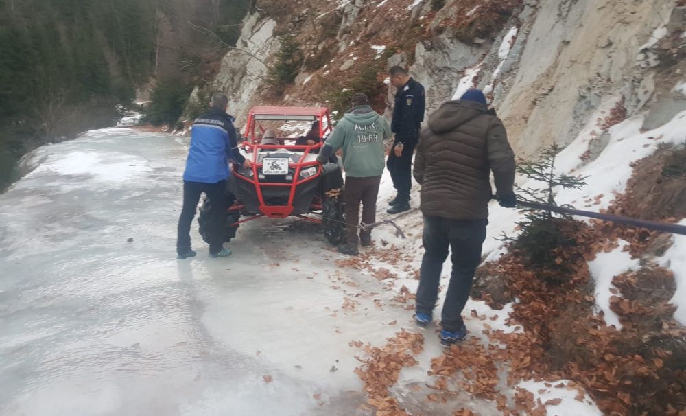 Turişti blocaţi pe munte, salvaţi de jandarmi