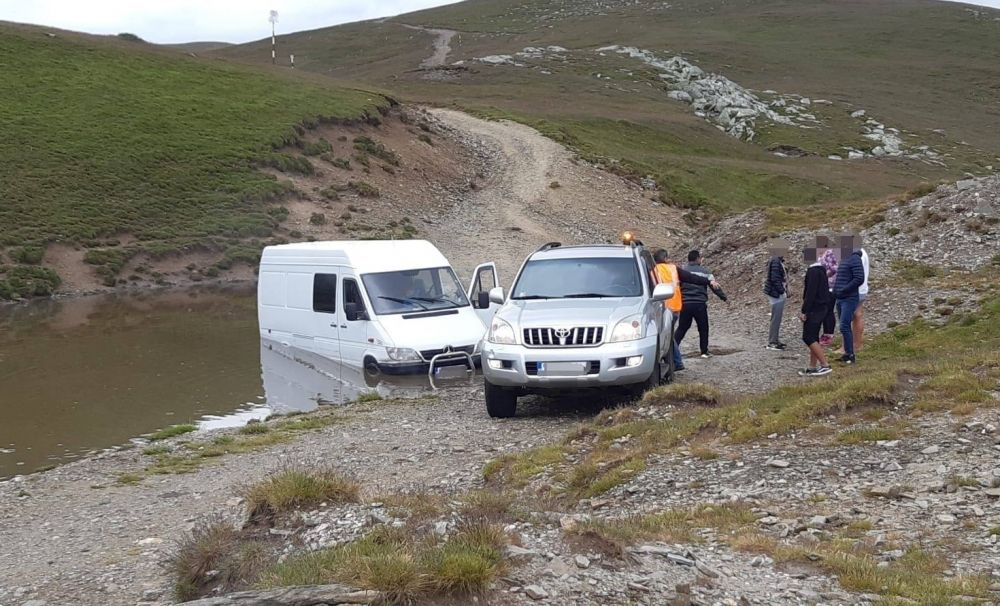 Turişti blocaţi pe Transalpina