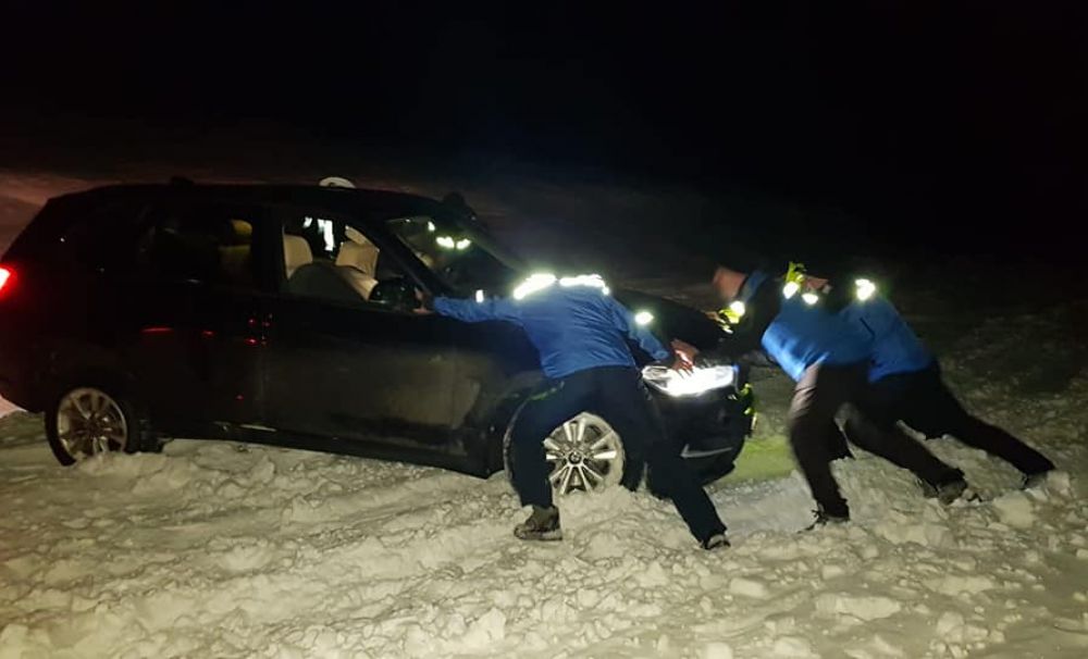 Turiști înzăpeziți în zona Obârșiei Lotrului! Au fost salvaţi de jandarmi