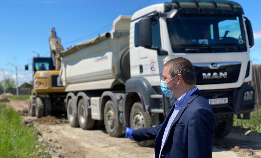 Viceprimarul Daniel Cîrjan, pe șantierele de investiții din Drobeta Turnu Severin: se asfaltează strada Antenelor