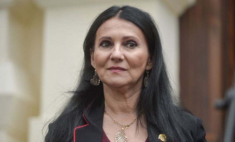 Victime pe bandă rulantă dar ministrul rezistă: Sorina Pintea sau cum să zâmbești cu mortul pe masă