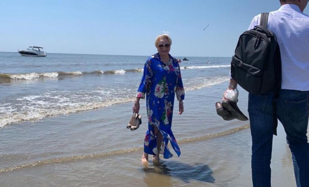 Viorica Dăncilă a intrat la apă! Viral cu premierul la Sulina