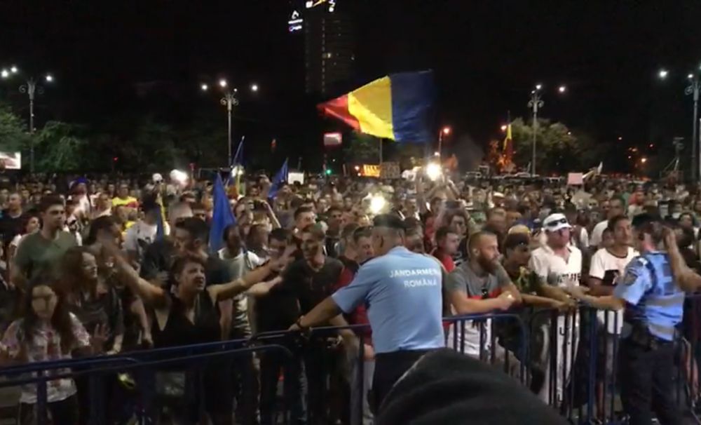 Zeci de mii de protestatari au cerut guvernului să plece. Jandarmeria, noi provocări după violențele din urmă cu un an